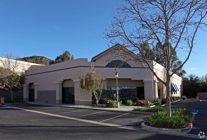 3235-3241 Grande Vista Dr, Newbury Park, CA for lease - Building Photo - Image 2 of 4