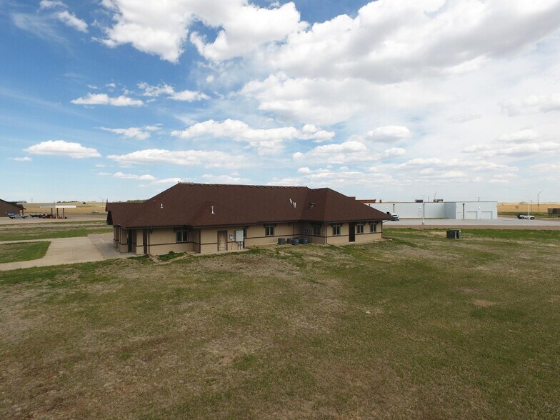 202 Diamond Springs Trl, Ogallala, NE à vendre - Photo du bâtiment - Image 3 de 27
