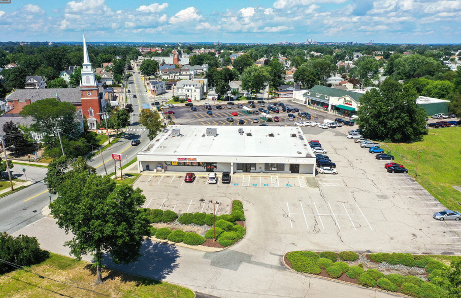 570 Pontiac Ave, Cranston, RI à vendre - Photo du bâtiment - Image 1 de 1