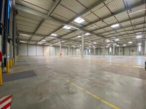 Industriel dans Goussainville à louer Photo intérieure- Image 2 de 16