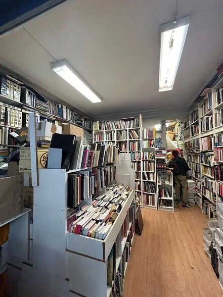 Retail in Paris for lease - Interior Photo - Image 1 of 2