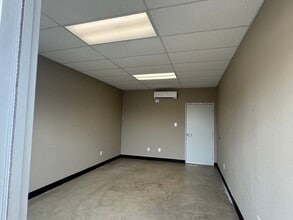 2090 N Interstate 35, New Braunfels, TX for lease Interior Photo- Image 2 of 2