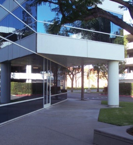 2677 N Main St, Santa Ana, CA à louer - Photo du bâtiment - Image 3 de 21