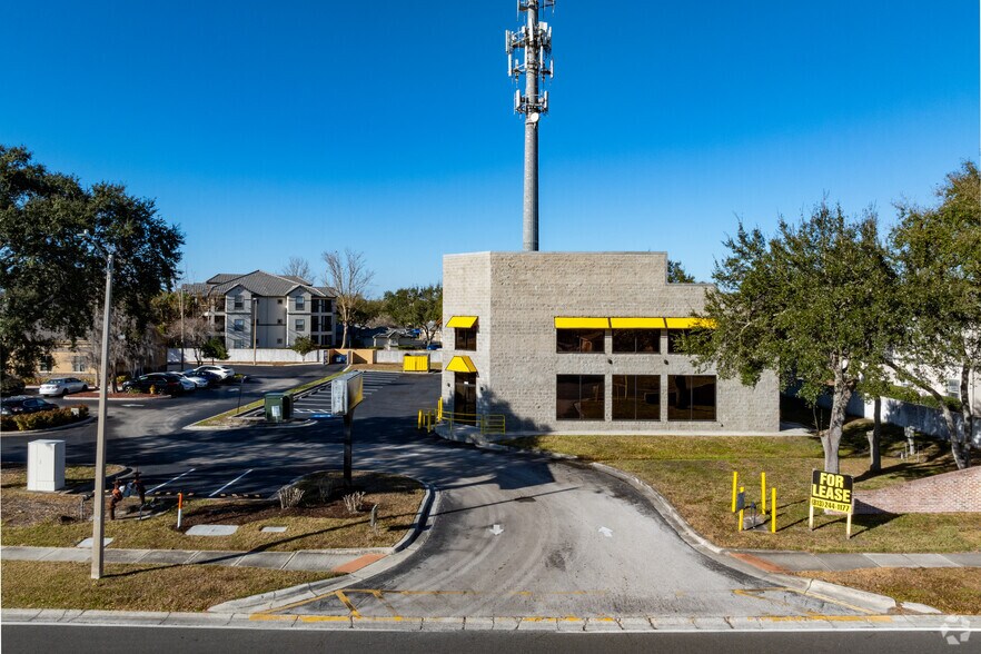 8904 Regents Park Dr, Tampa, FL à louer - Photo du bâtiment - Image 3 de 23
