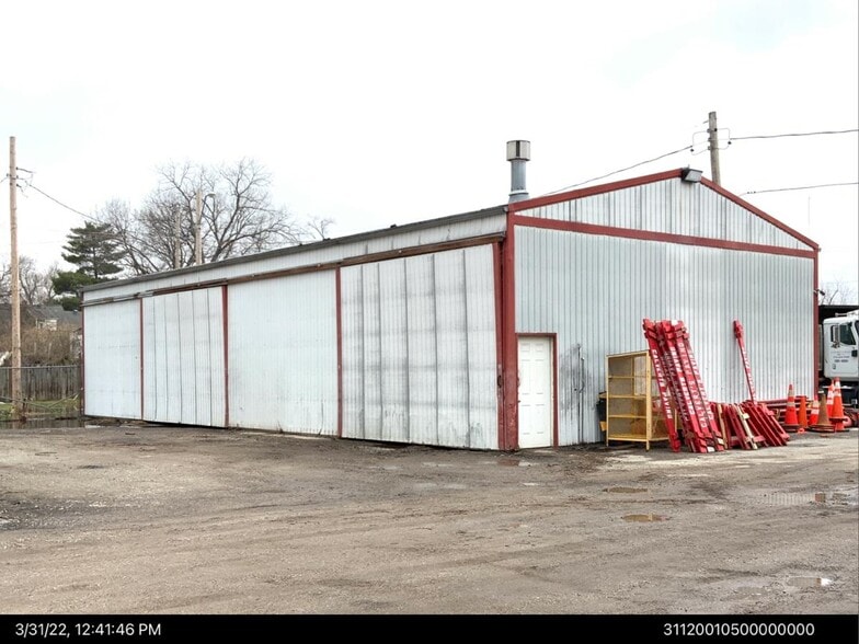 Contractor Property portfolio of 3 properties for sale on LoopNet.ca - Building Photo - Image 3 of 3