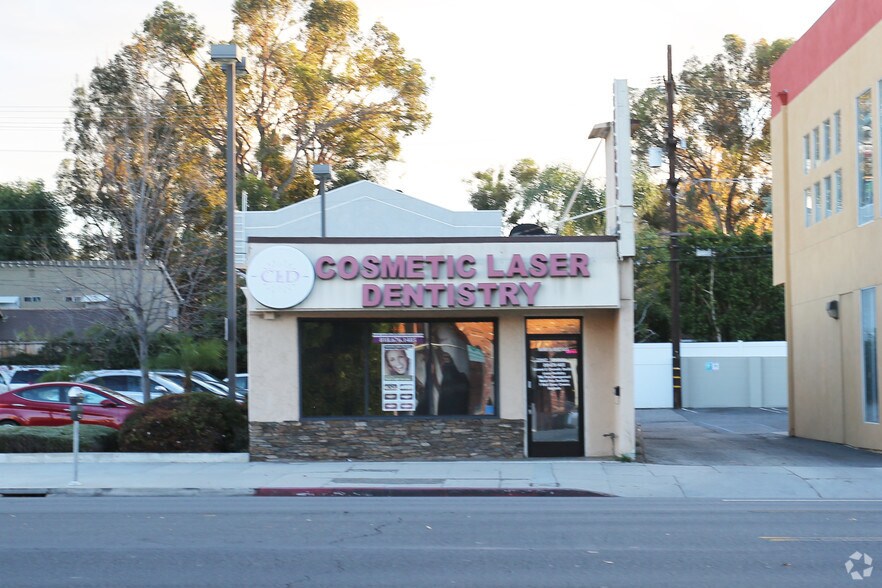 22062 Ventura Blvd, Woodland Hills, CA à louer - Photo du bâtiment - Image 3 de 9