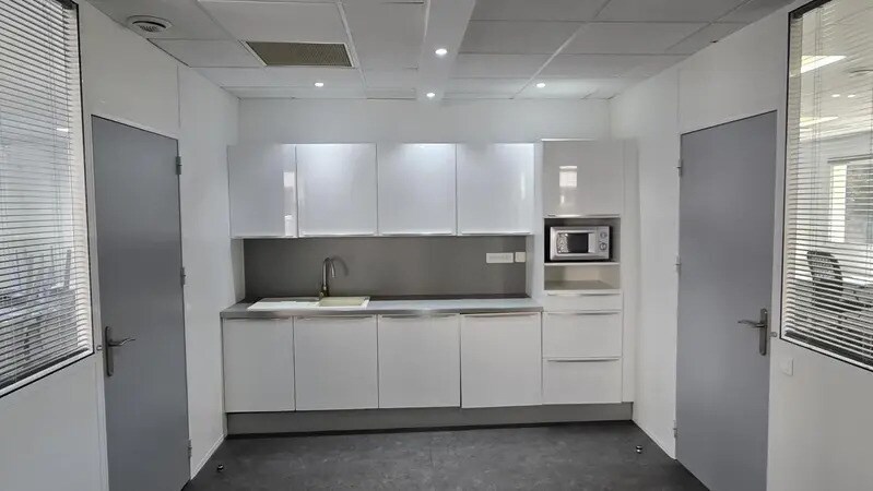 Bureau dans Gémenos à louer - Photo du bâtiment - Image 3 de 7