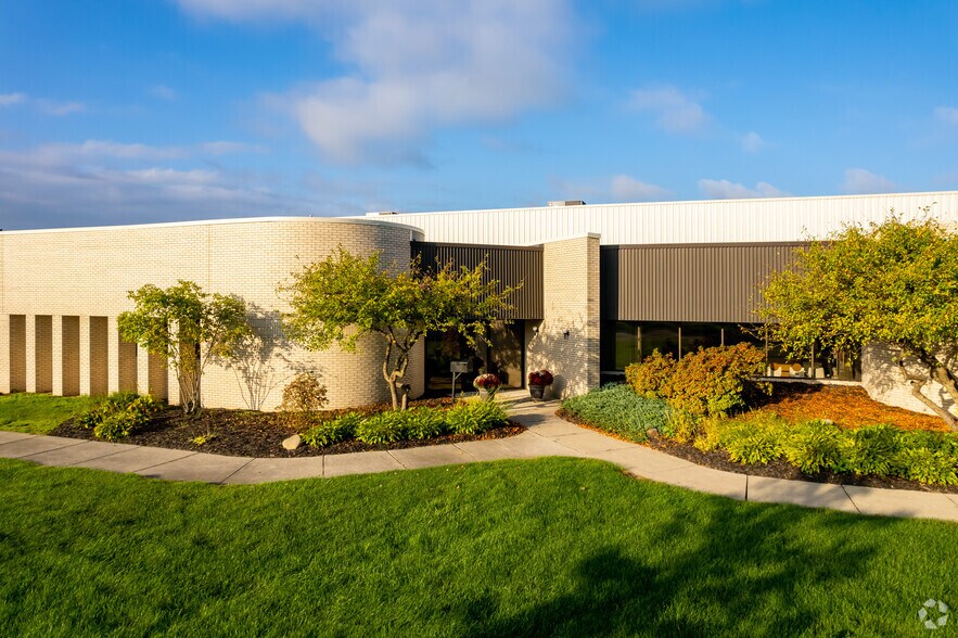 42455 Merrill Rd, Sterling Heights, MI à vendre - Photo du bâtiment - Image 2 de 11