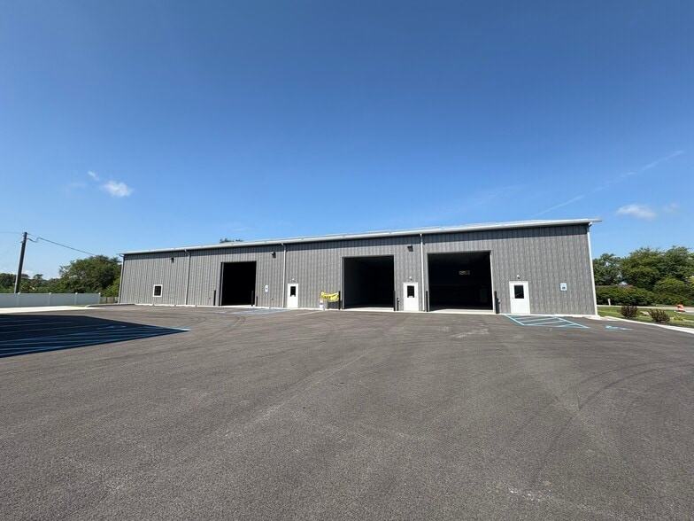 3914 Indianapolis Rd, Columbus, IN for lease - Building Photo - Image 1 of 3