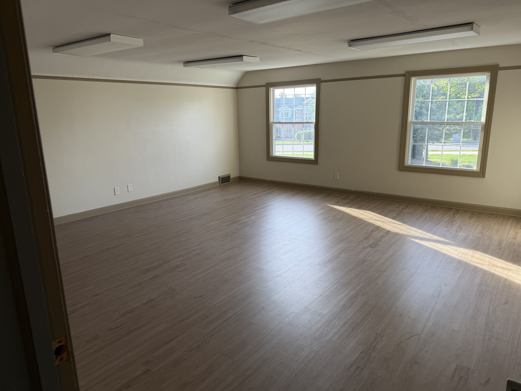 198 W Portage Trail Ext, Cuyahoga Falls, OH for lease Interior Photo- Image 1 of 4