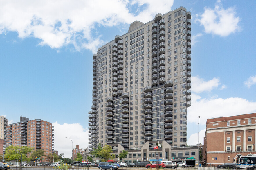 112-03 Queens Blvd, Forest Hills, NY for sale - Building Photo - Image 1 of 4