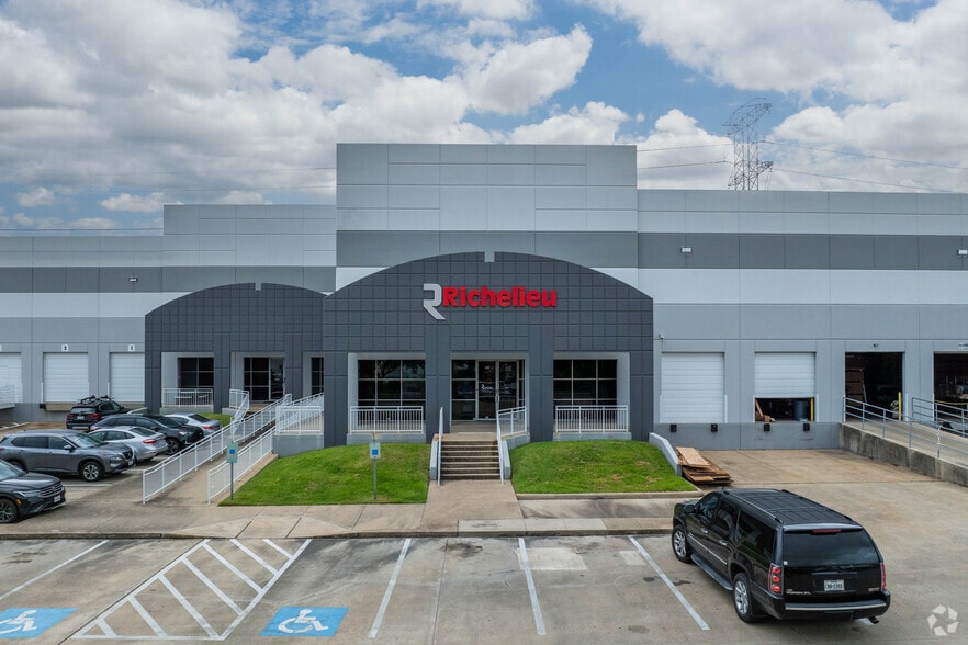 8648 Glenmont Dr, Houston, TX for lease - Building Photo - Image 3 of 7