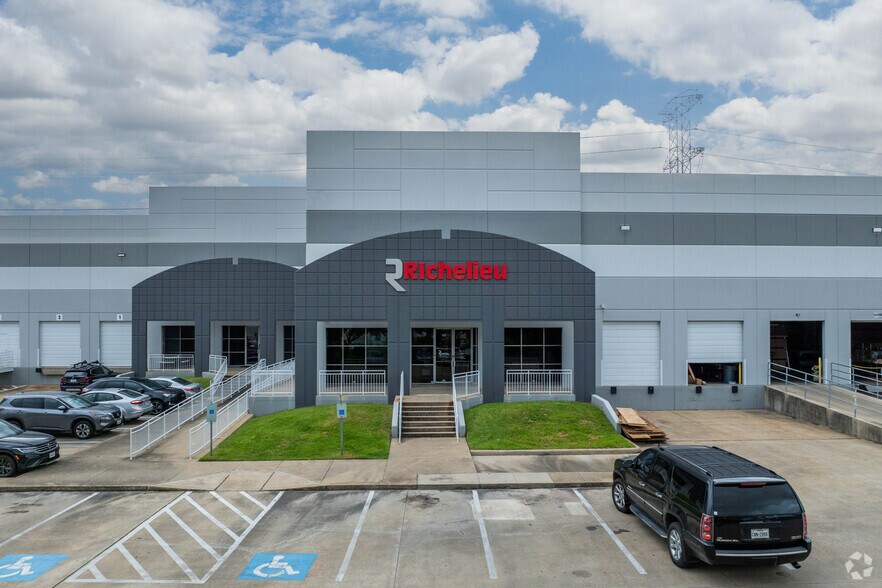 8648 Glenmont Dr, Houston, TX à louer - Photo du bâtiment - Image 3 de 7
