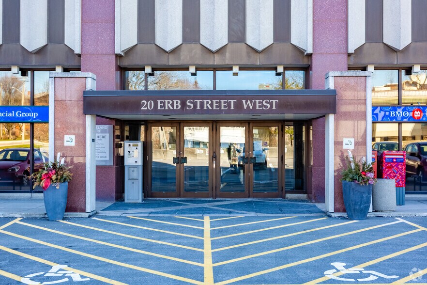 20 Erb St W, Waterloo, ON à louer - Photo du bâtiment - Image 2 de 5