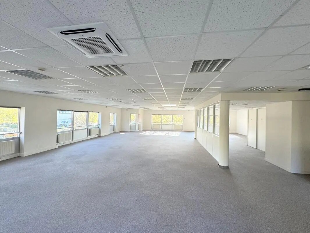 Bureau dans Guyancourt à louer Photo du bâtiment- Image 1 de 29