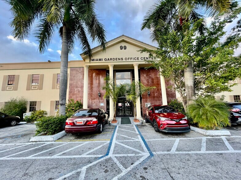 99 NW 183rd St, North Miami Beach, FL à louer - Photo du bâtiment - Image 1 de 10