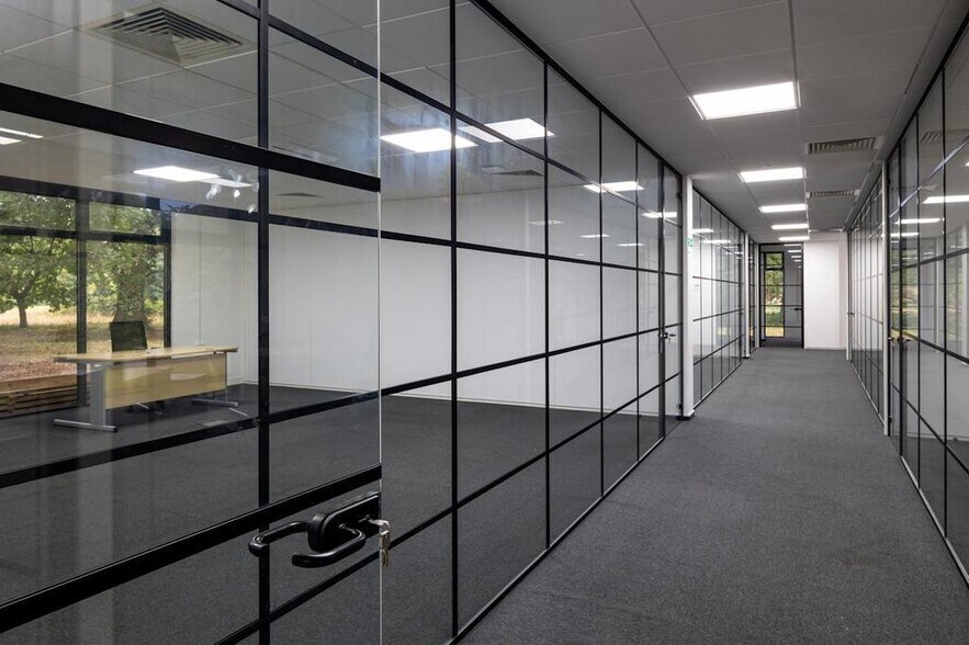 Milton Rd, Uxbridge à louer - Photo du bâtiment - Image 3 de 14