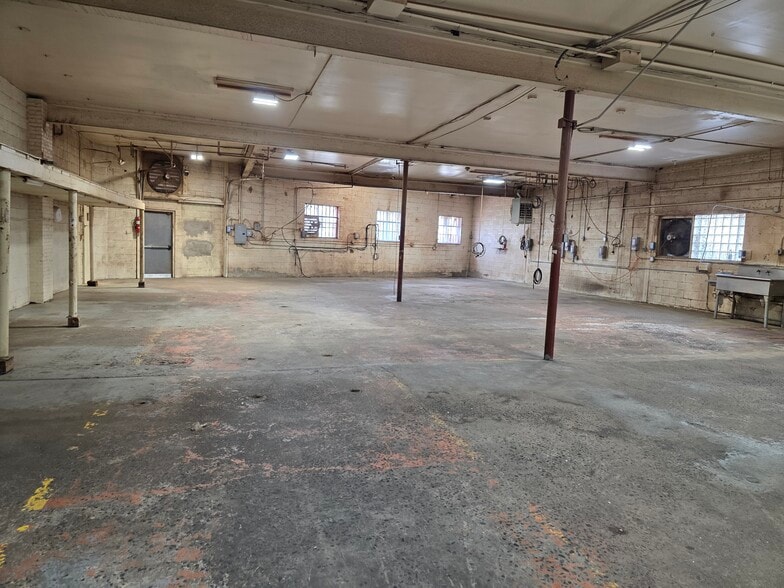 239 Commercial Ave, Palisades Park, NJ for lease - Building Photo - Image 3 of 9