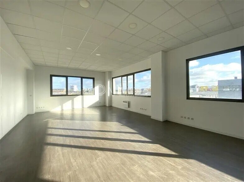 Office in Villeneuve-la-Garenne for lease - Interior Photo - Image 3 of 7