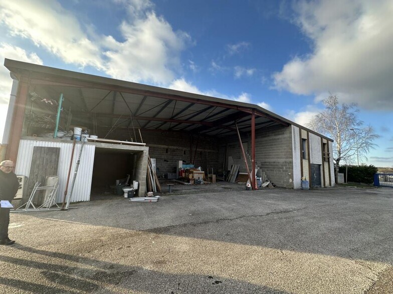 Flex dans Lentilly à louer - Photo du bâtiment - Image 2 de 7