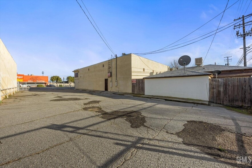 1601 N Chester Ave, Bakersfield, CA for sale - Building Photo - Image 3 of 11
