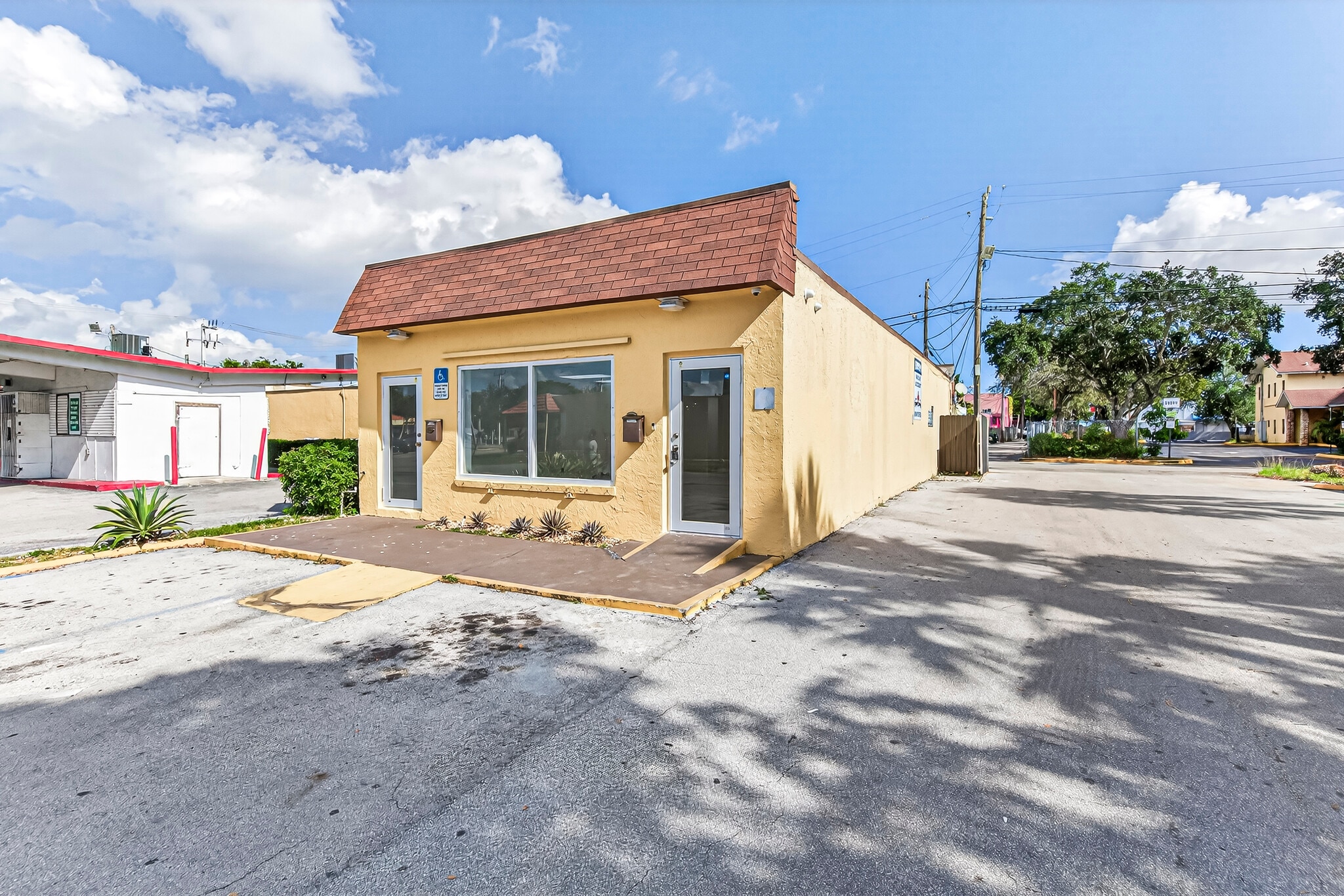 1180 NW 41st Ter, Lauderhill, FL for lease Interior Photo- Image 1 of 14