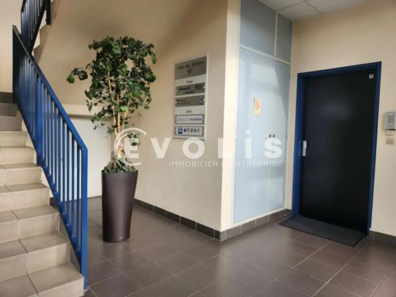 Office in Bron for lease - Lobby - Image 2 of 20