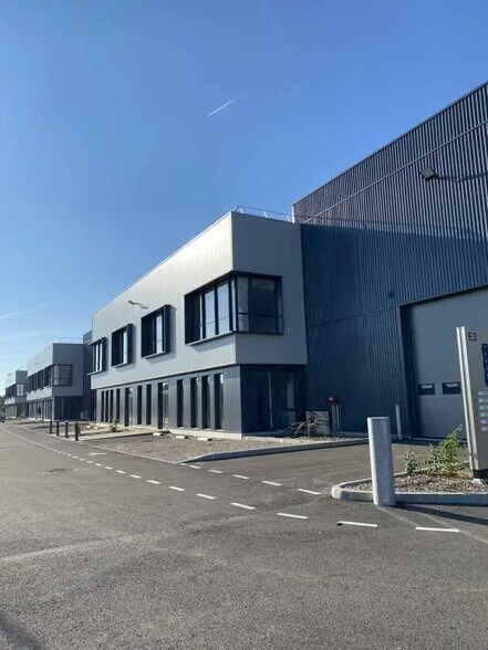 Bureau dans Saint-Priest à louer - Photo du bâtiment - Image 3 de 13