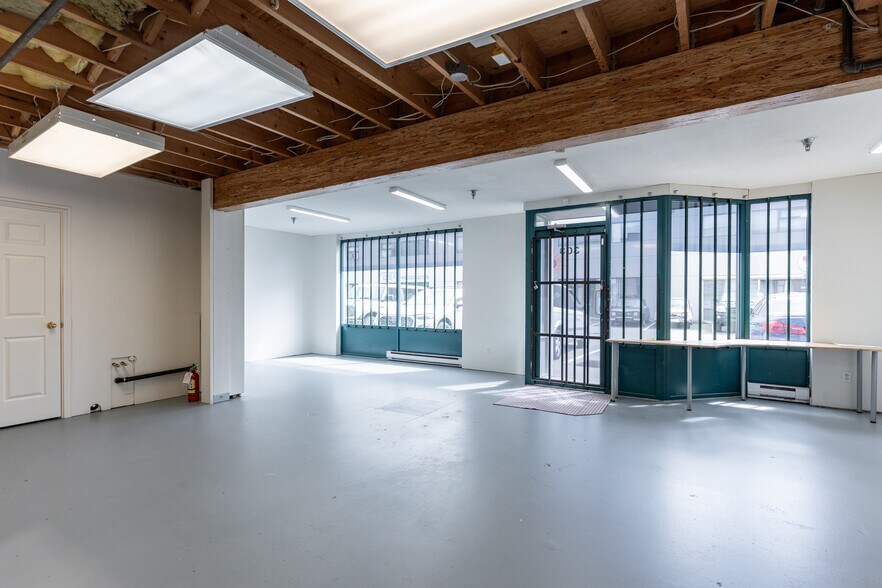 9785 192nd St, Surrey, BC à vendre - Photo du bâtiment - Image 3 de 7