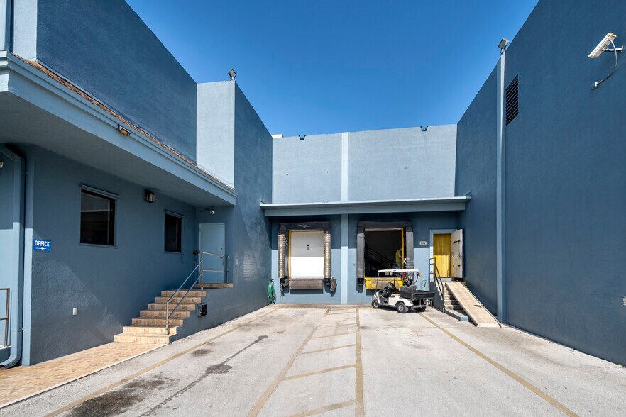 6575 Nova Dr, Fort Lauderdale, FL à vendre - Photo du bâtiment - Image 2 de 23