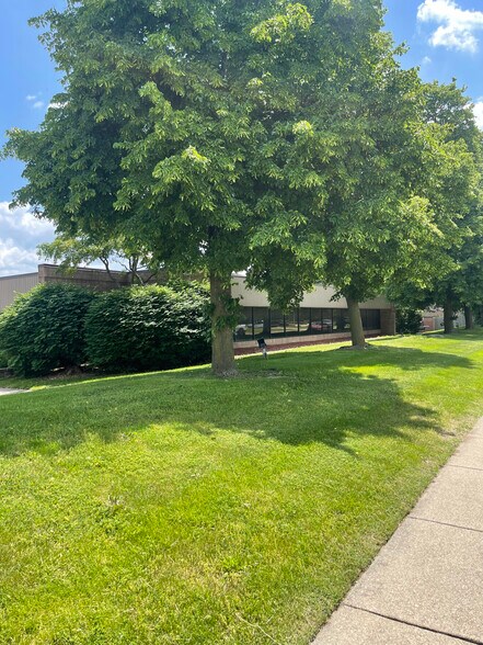 42700 Schoenherr Rd, Sterling Heights, MI à vendre - Photo du bâtiment - Image 3 de 7