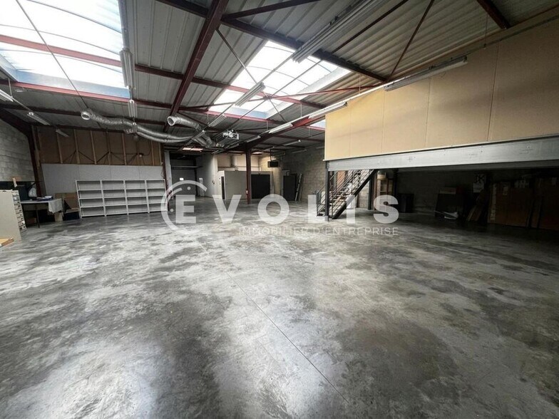 Flex in Bondoufle for lease - Interior Photo - Image 2 of 5