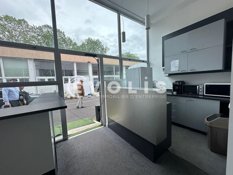 Office in Le Kremlin-Bicêtre for lease - Interior Photo - Image 3 of 9