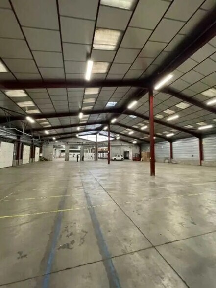 Flex in Saint-Priest for lease - Building Photo - Image 3 of 10