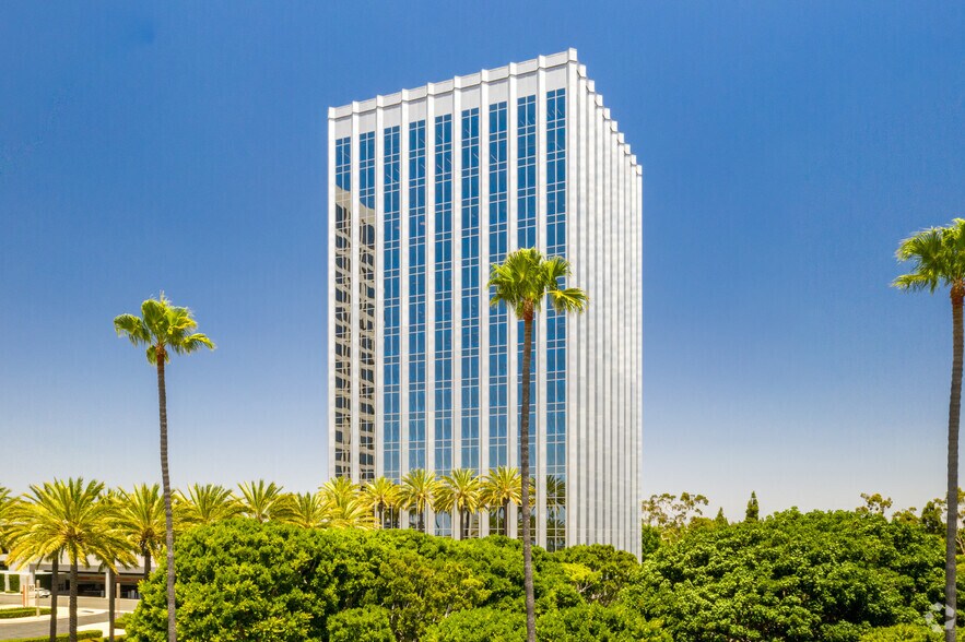 620 Newport Center Dr, Newport Beach, CA à louer - Photo du bâtiment - Image 3 de 5