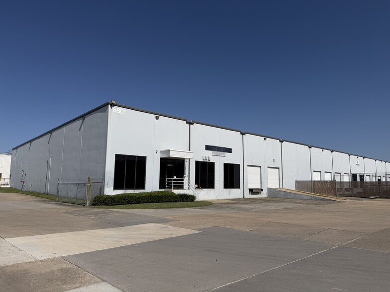 8801 Wallisville Rd, Houston, TX for lease - Building Photo - Image 1 of 13