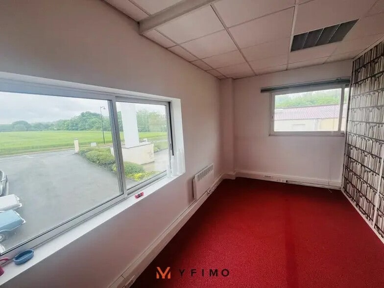 Office in Morainvilliers for lease - Interior Photo - Image 3 of 4