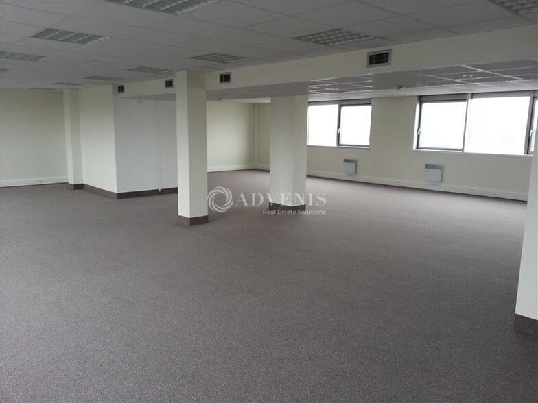 Office in Noisy-le-Grand for lease - Interior Photo - Image 2 of 6