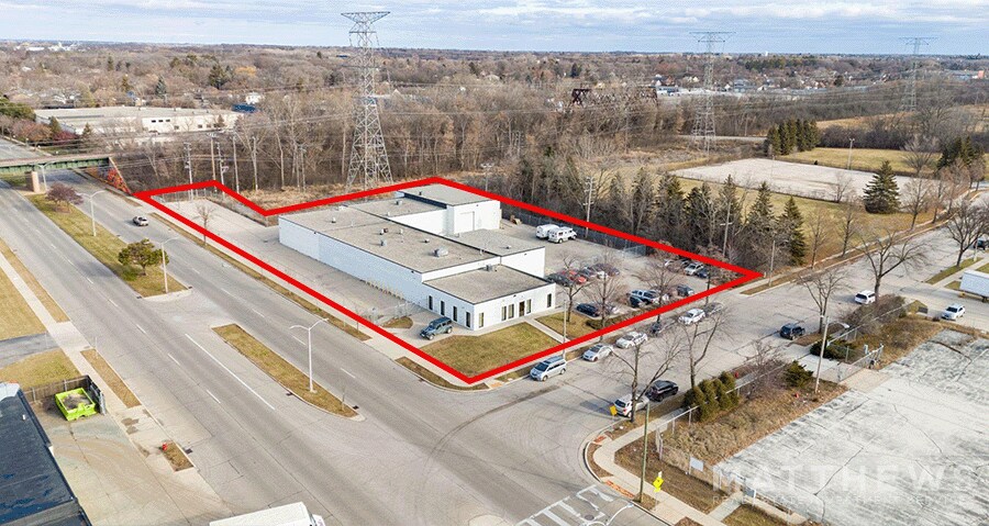 5920 W Bender Ct, Milwaukee, WI à vendre - Photo du bâtiment - Image 2 de 6