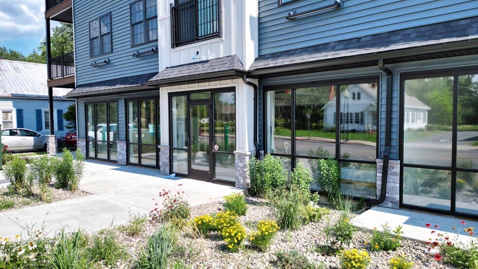 80 Main St, Queensbury, NY à louer - Photo du bâtiment - Image 3 de 3