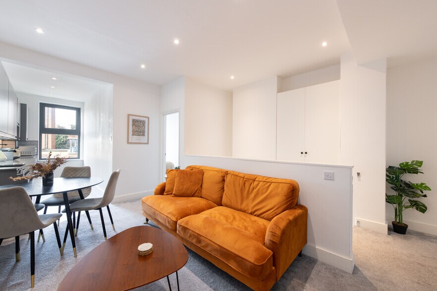 107-111 Lillie Rd, Londres à vendre - Photo du bâtiment - Image 2 de 12