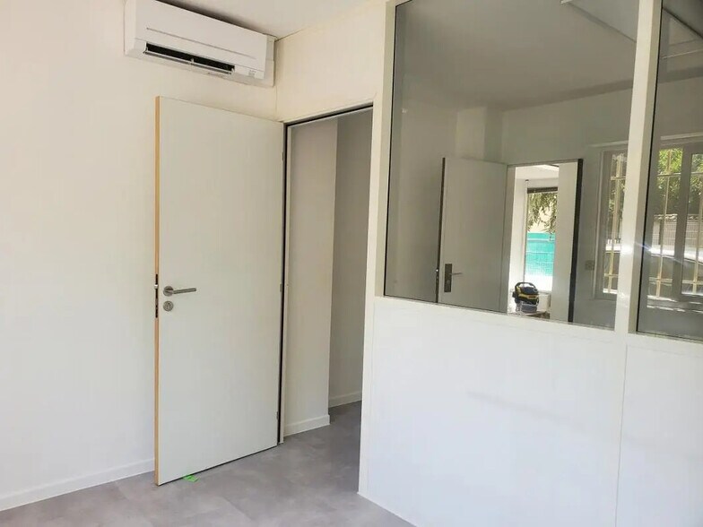 Bureau dans Bron à louer - Photo du bâtiment - Image 3 de 5