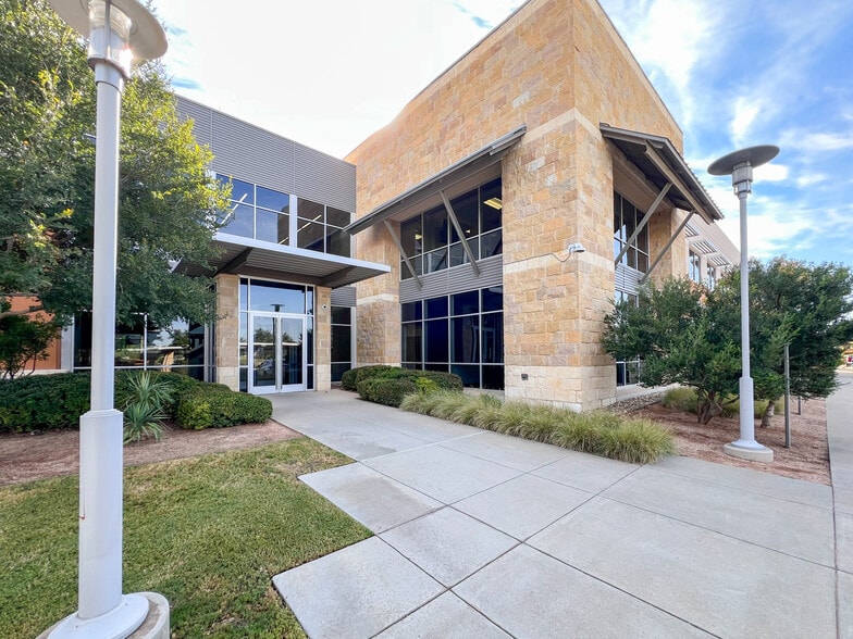 6301 Holiday Hill Rd, Midland, TX à louer - Photo du bâtiment - Image 3 de 37