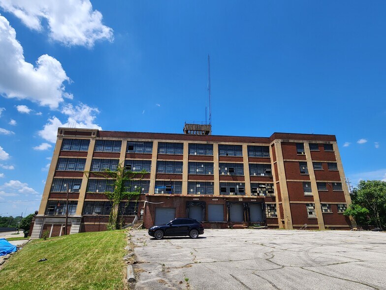 711 Johnston St, Akron, OH à vendre - Photo du bâtiment - Image 2 de 6