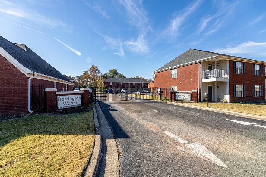 Barrington Woods Apartments and Townhome portfolio of 2 properties for sale on LoopNet.ca - Building Photo - Image 3 of 38