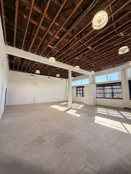700 N Heliotrope Dr, Los Angeles, CA à louer - Photo intérieure - Image 3 de 6