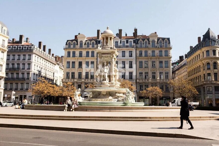Commerce de détail dans Lyon à louer - Photo du bâtiment - Image 2 de 3