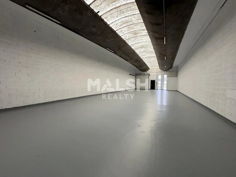 Flex in Saint-Priest for lease - Interior Photo - Image 1 of 5