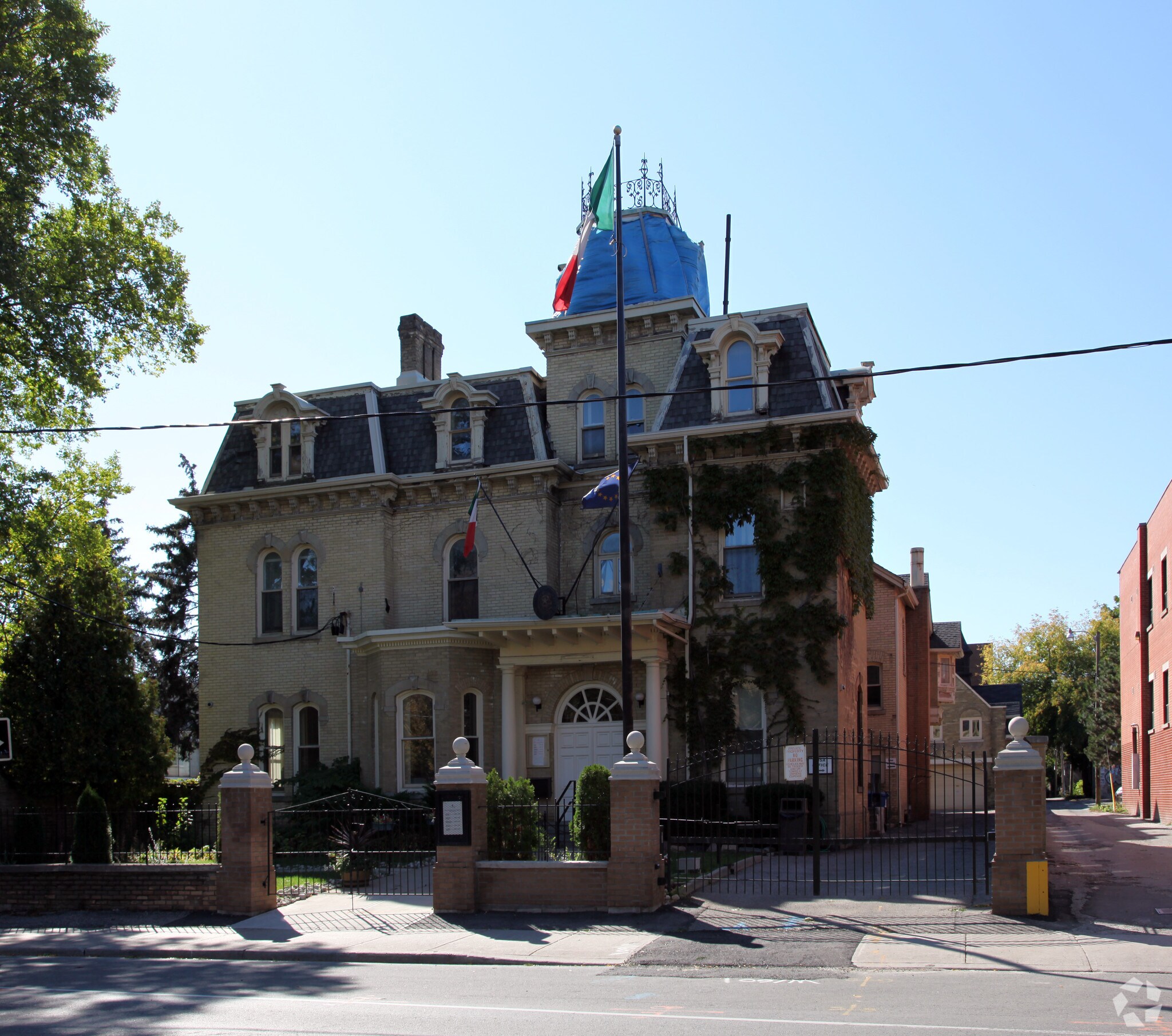 136 Beverley St, Toronto, ON for sale Primary Photo- Image 1 of 1