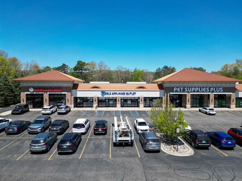 Highland Rd, White Lake, MI à louer - Photo du bâtiment - Image 3 de 4